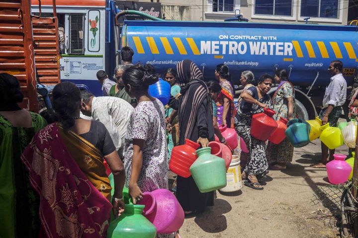 Residents fill pots from a water truck on July 4, 2019, when Chennai became one of the first major cities in the world to run dry. Photographer: Dhiraj Singh/Bloomberg